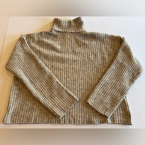 H&M Women’s Cowl Turtleneck Beige Long Sleeve Cozy Sweater NWT Size Small - Picture 3 of 12